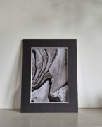 Abstrakcyjny obraz czarno-biały technika japońska Suminagashi