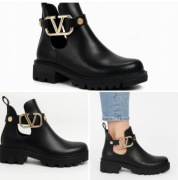 Botki z złotą klamrą 