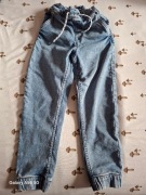 Spodnie jeansowe JOGGER ze ściągaczami i regulowanym pasem w rozmiarze 134.