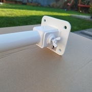 Drążek treningowy przykręcany między ściany.