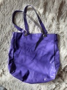 fioletowa torba shopperka z błyszczącego materiału