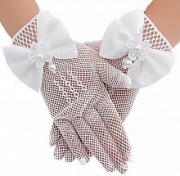 Białe rękawiczki komunijne z siateczki ozdobione kokardami i perełkami