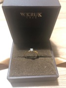 Złoty pierścionek zaręczynowy