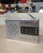 Radio przenośne FM z głośnikiem i zegarem 