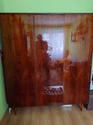 Trzydrzwiowa szafa ubraniowa