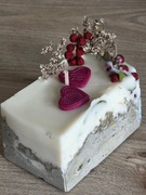 Świeca sojowa na podstawie z betonu