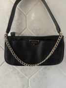 Czarna torebka GUESS ze złotym łańcuszkiem