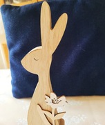 Na Wielkanoc. Zajączek drewniany z kwiatuszkiem – figurka