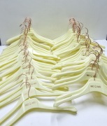 Duży komplet używanych wieszaków,  60 szt.