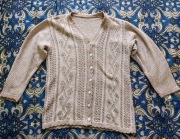 Damski sweterek zapinany – ażurowy, klasyczny styl, beż