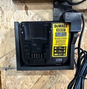 Dewalt DCB107 solidny uchwyt na ładowarkę