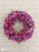 Wianek na drzwi ze sztucznych kwiatów 