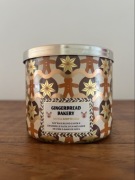 Bath & Body Works Gingerbread Bakery – świeca zapachowa 411 g