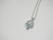 Zawieszka kwiat lotosu świecąca w ciemności z łańcuszkiem w komplecie