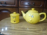 Czajniki i cukiernica ceramiczna