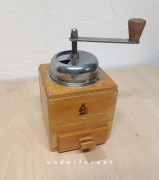 Stary młynek do kawy PRL dekoracja drewniany rekwizyt