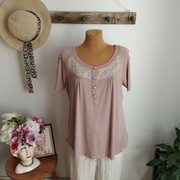 Bluzka damska Gemello beżowa z koronką i ozdobnymi guzikami, rozmiar ML