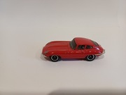 Samochodzik - resorak Matchbox Jaguar E Type z ok 2007 r. w skali 1:72.
