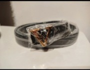 Nowy Czarny pasek z klamrą złotą litera V