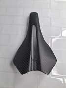siodełko rowerowe wykonane z włókna węglowego