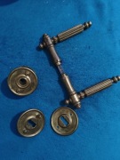 Komplet klamek i rozet z mosiądzu. Nowy, wieloletni leżak. Naturalna patyna