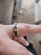 Szeroka złota obrączka tygrysie oczko 25