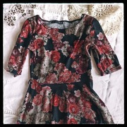 Sukienka w duże kwiaty