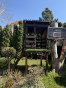 Domek ze zjeżdżalnią i 2 huśtawkami