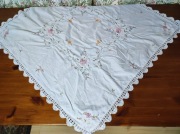Ręcznie haftowany obrusik 82x82