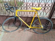 Rower szosowy kolarka żółty