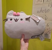 Pusheen z kokardą poduszka dla dziewczynki 