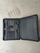 Czarna skórzana teczka biznesowa na dokumenty organizer neseser aktówka