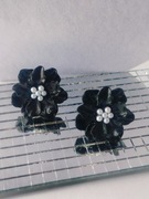 Kolczyki kwiatki kwiatek czarny perełki sztyfty