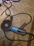 Szlifierka kątowa Makita 9558 PB 840W 125mm z włącznikiem klawiszowym bosz 