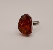 Srebrny pierścionek z bursztynem