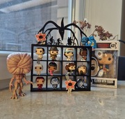 Stojak na figurki Kinder Funko Pop z serii Stranger Things.