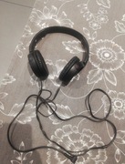 Czarne przewodowe słuchawki