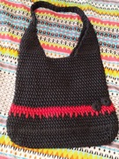 Czarna torba na ramię robiona na szydełku zapinana 