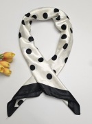 Duża biała apaszka chusta na szyję w czarne grochy kropki groszki