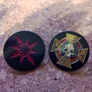 Warhammer RPG Inwazja zestaw 2x przypinka Imperium i Chaos + bonus