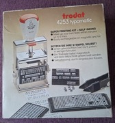 Zestaw stęplujacy z wymiennymi trzcionkami.