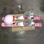 Zestaw małego narciarza Narty buty kask i gogle