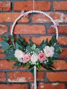 Wianek wiosenny na drzwi z makramy 