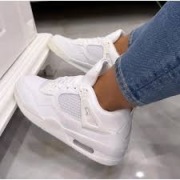 Stylowe białe Air Jordan 4 Retro 