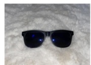 Okulary przeciwsłoneczne z granatowym odcieniem 