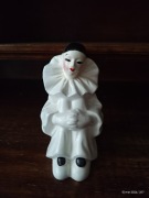  Pierrot, siedząca figurka ceramiczna