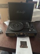 przenośny gramofon Retrolife R609 w formie walizki.