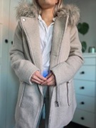 Beżowy krótki cieply płaszczyk asymetryczny z futrzanym kapturem r. XL