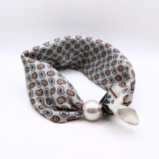 Naszyjnik z chustki z perłą szklaną scarf necklance na magnes - kolorowa