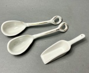 Zestaw Vintage PRL: Para łyżeczek 20 cm i szufelka 13 cm porcelana Złocenia